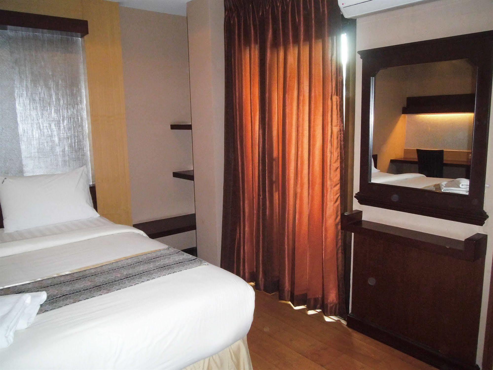 Hotel Baan Chalelarn HHQ Esterno foto