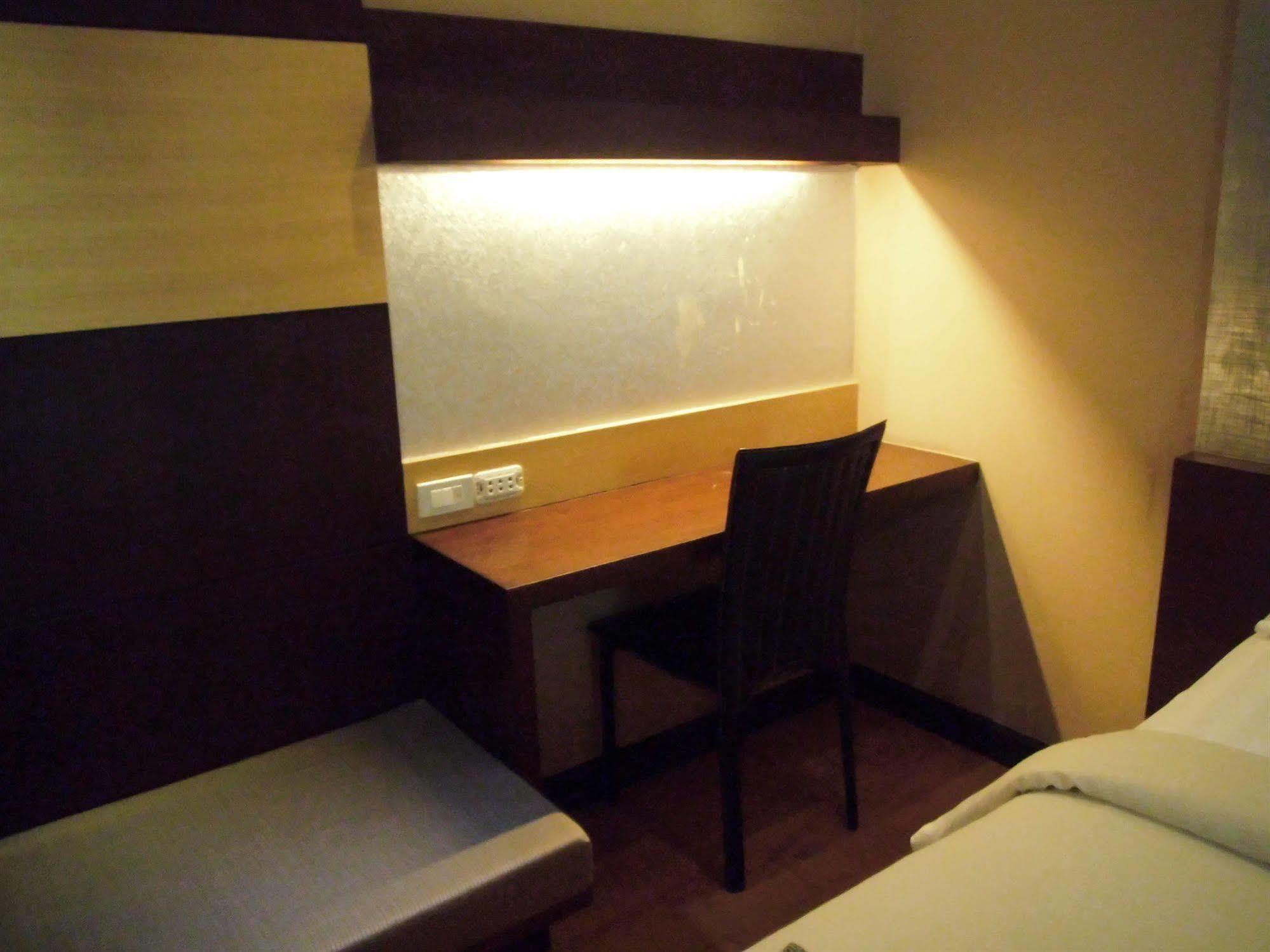 Hotel Baan Chalelarn HHQ Esterno foto
