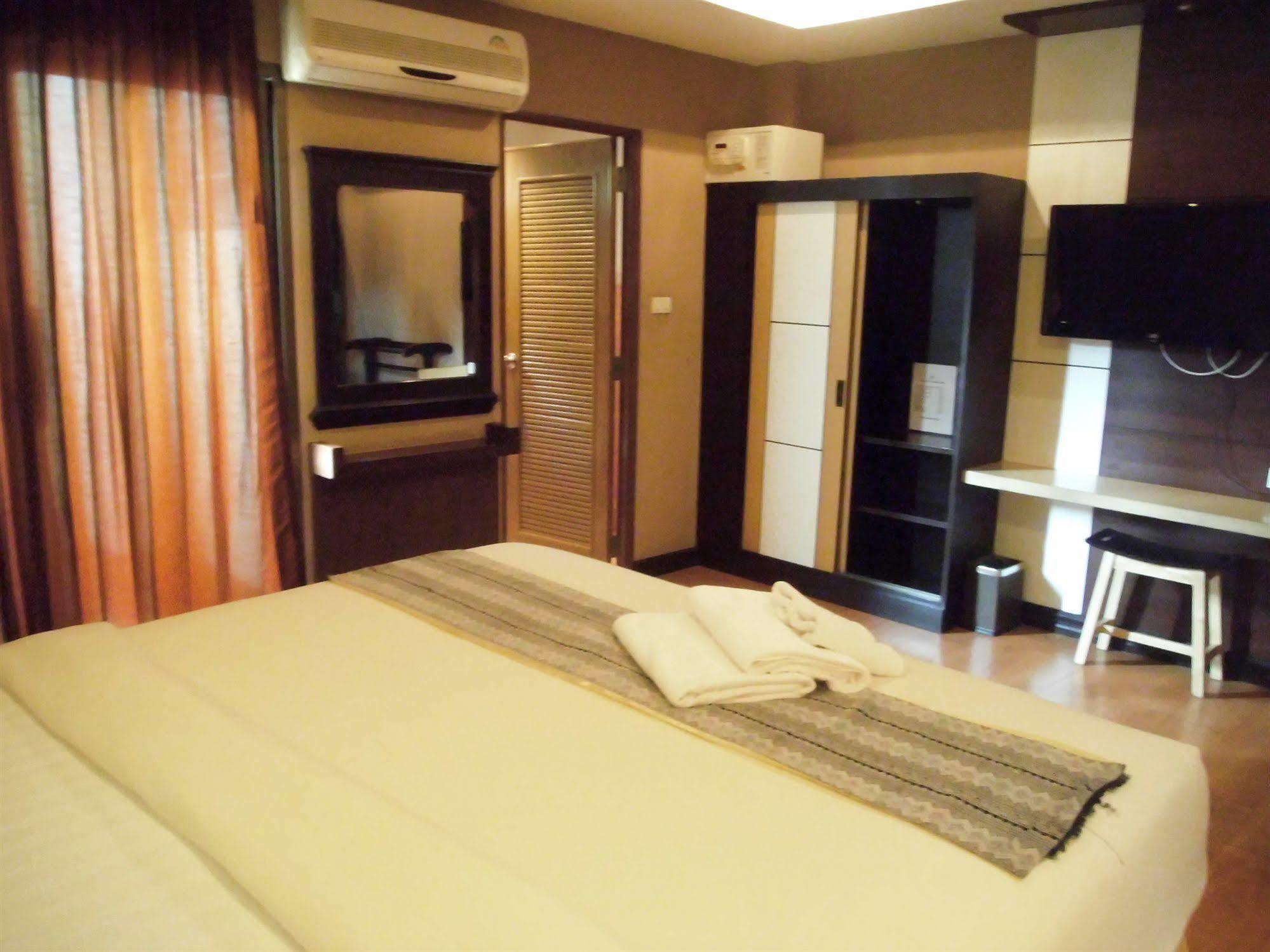 Hotel Baan Chalelarn HHQ Esterno foto