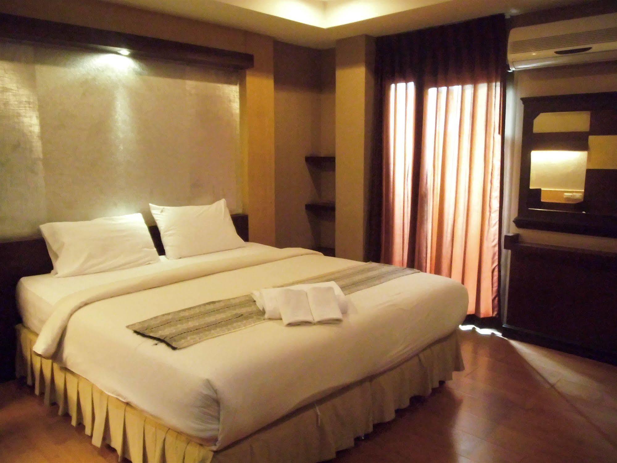 Hotel Baan Chalelarn HHQ Esterno foto