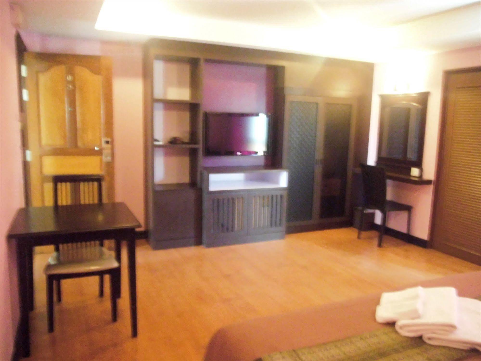 Hotel Baan Chalelarn HHQ Esterno foto
