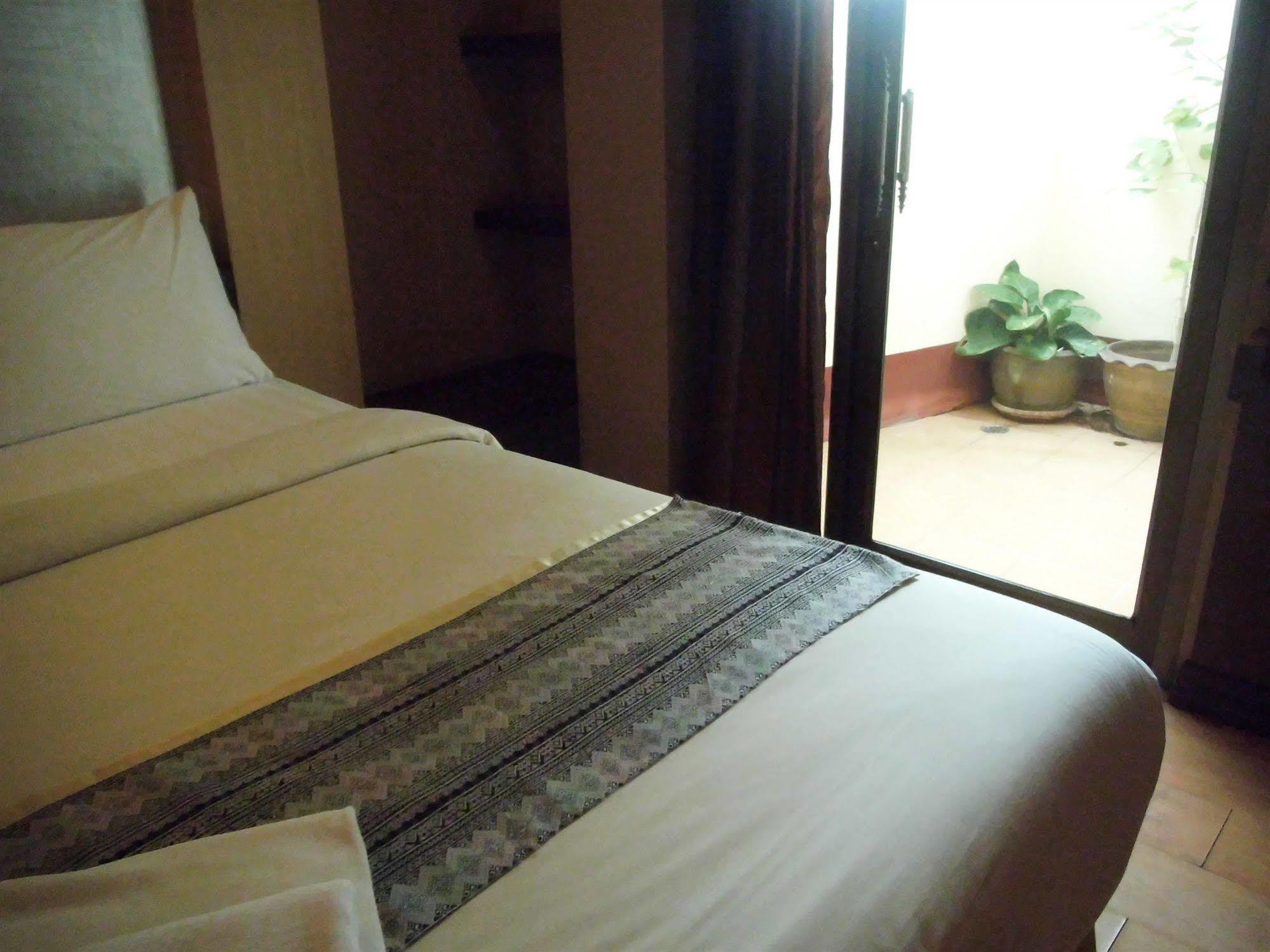 Hotel Baan Chalelarn HHQ Esterno foto