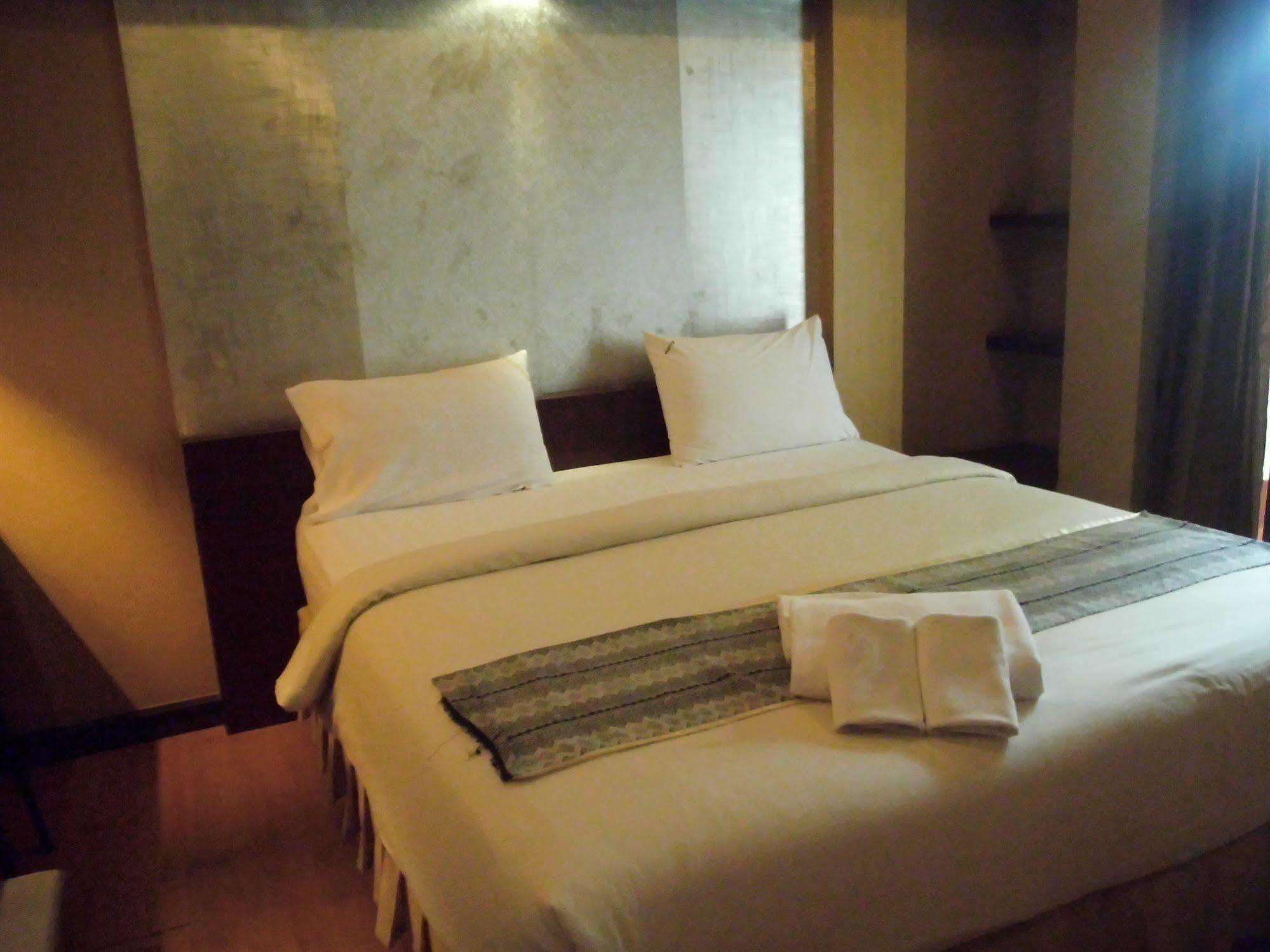 Hotel Baan Chalelarn HHQ Esterno foto