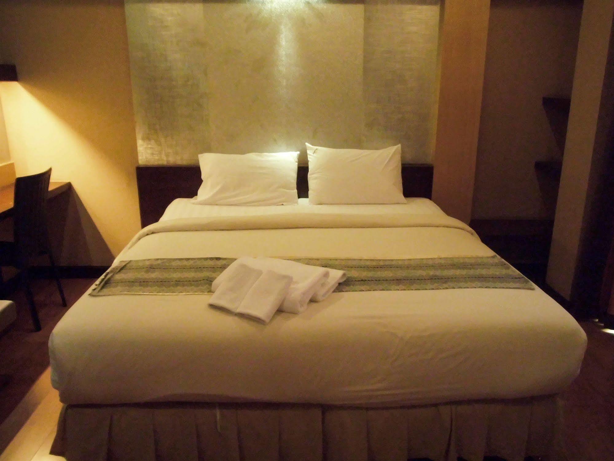 Hotel Baan Chalelarn HHQ Esterno foto