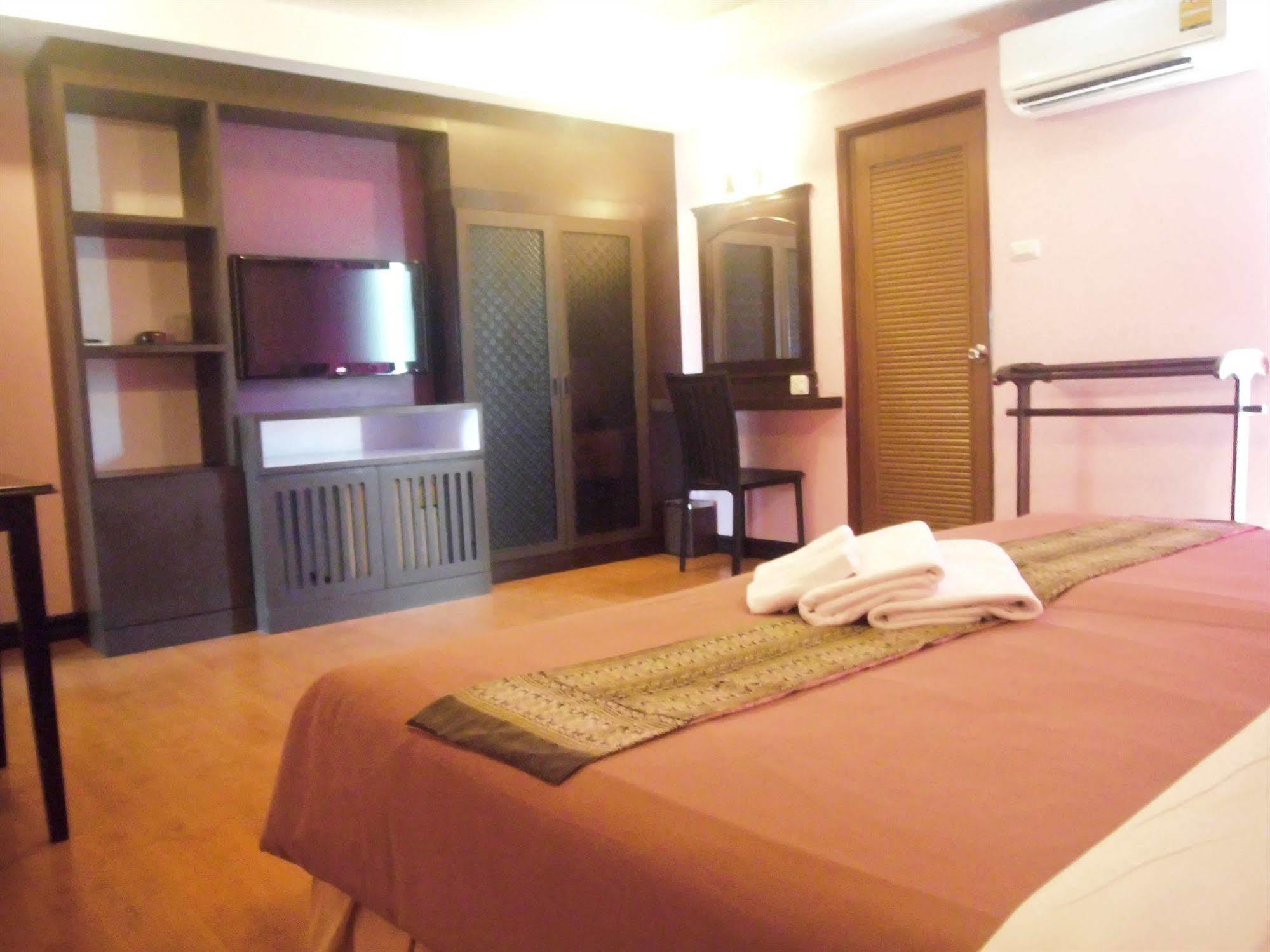 Hotel Baan Chalelarn HHQ Esterno foto