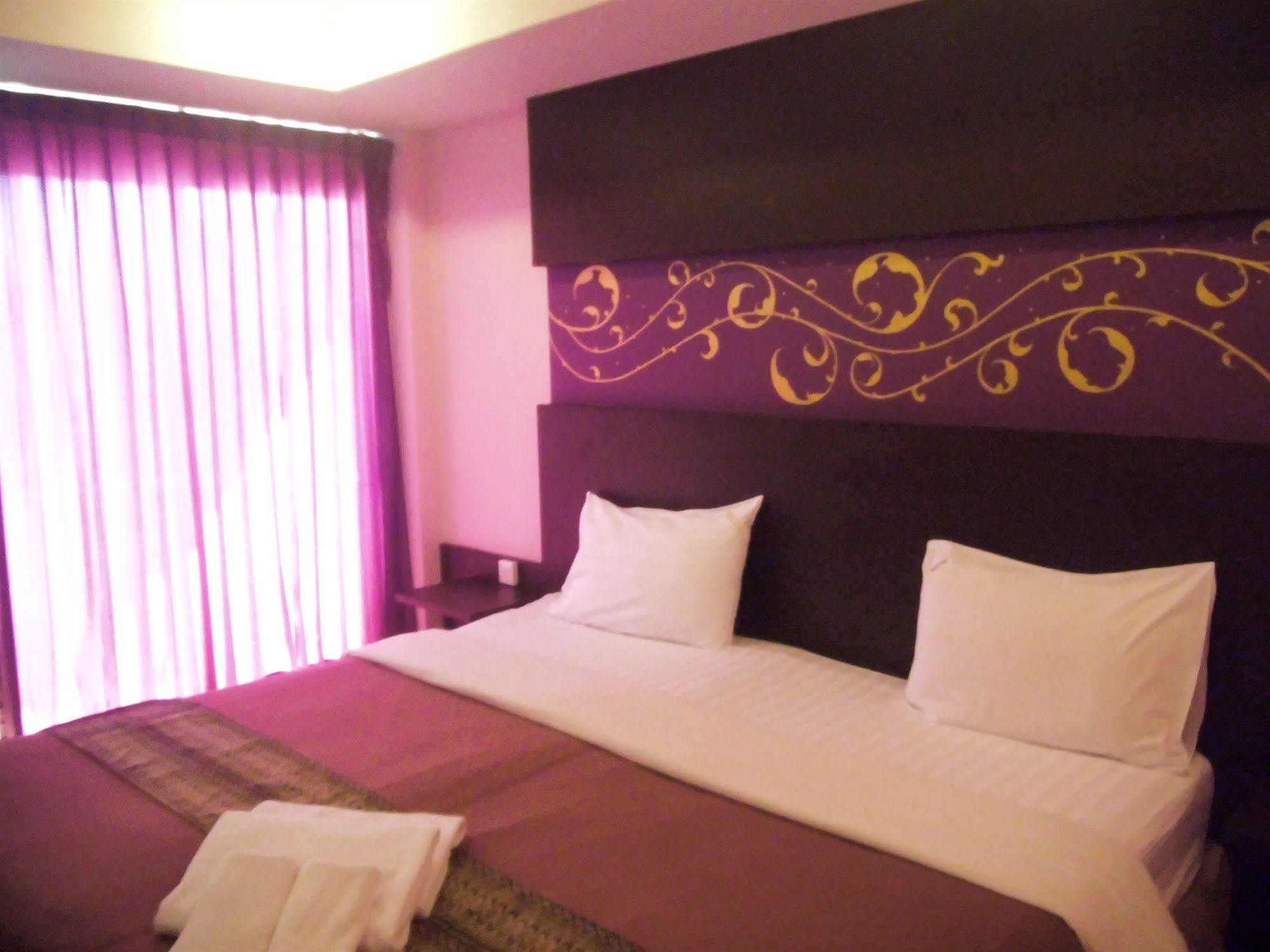 Hotel Baan Chalelarn HHQ Esterno foto